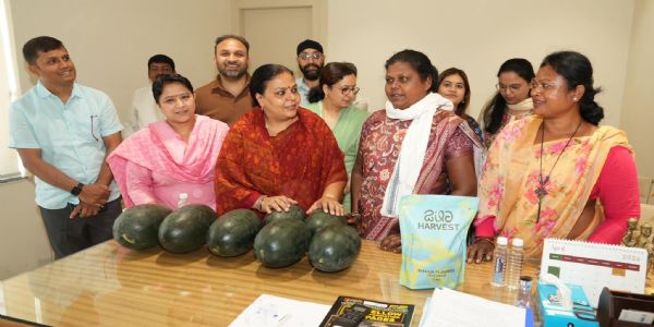 मंत्री दीपिका पांडेय को सखी मंडल की महिलाओं ने दिया तरबूज, मंत्री ने की सराहना