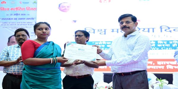 विश्व मलेरिया दिवस पर मुखिया एवं महिलाएं सम्मानित