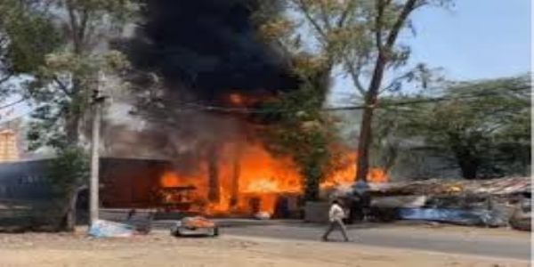 देवास में चार झोपड़ियों में लगी आग, 7 लाख नकदी जली, ढाई लाख के अधजले नोट मिले