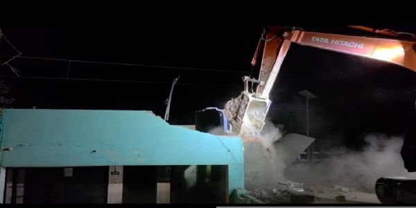 रेलवे भूमि पर बनी अवैध मजार हटाई, अब तक 582 ध्वस्त