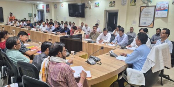 दमोह: कलेक्टर ने बुलाई गौशाला संचालकों की बैठक, अव्यवस्थाओं को लेकर दिखाई सख्ती