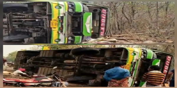 यात्री बस अनियंत्रित होकर पलटी 3 गंभीर, एक यात्री का हाथ कटकर अलग हुआ