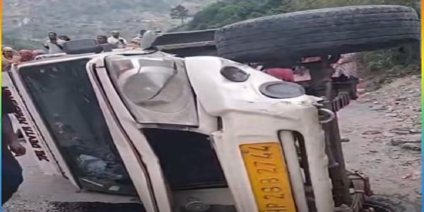 रामपुर में बोलेरो पलटने से 23 लोग घायल