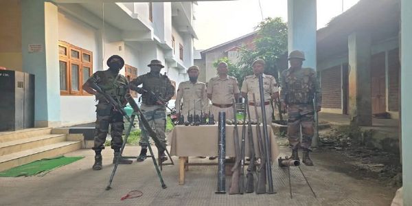 मणिपुर: हथियारों का जखीरा बरामद, पांच किलो से अधिक हेरोइन के साथ तीन गिरफ्तार