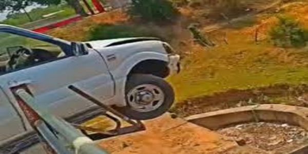 सतना में रेलिंग तोड़कर पुल पर लटकी सफारी कार, रील के चक्कर में नागौद में 4 नाबालिग कर रहे थे स्टंट