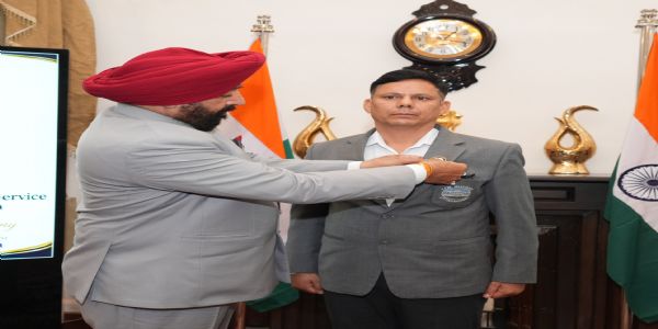 राज्यपाल ने लोक भवन सुरक्षाकर्मियों को प्रदान किए विशेष बैज