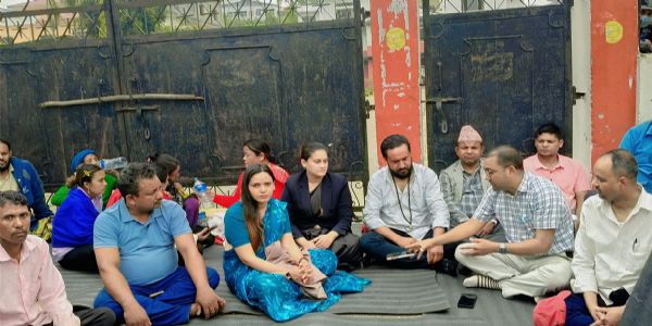 नेपाल में सत्तारूढ़ दल के 5 सांसद धरने पर बैठे