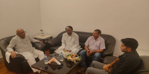 विधायक ने की डीसी से बड़की चांपी-सलगी तक सड़क बनाने की मांग