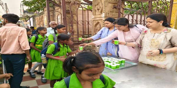 श्याम भंडारे में भक्तों में बांटी गई केसरिया लस्सी