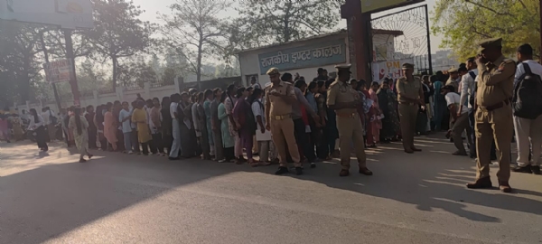 फोटो परीक्षा केन्द्र पर परिक्षाथी