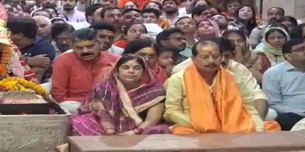 बिहार के पूर्व उप मुख्यमंत्री सिन्हा ने सपत्नीक किए महाकाल के दर्शन