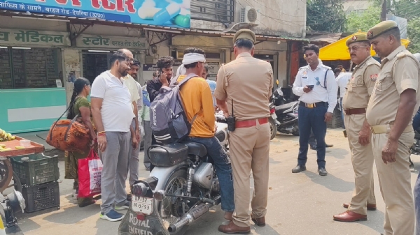 फोटो वाहन चेकिंग करते टी एस आई