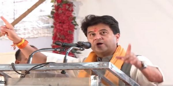 शिवपुरी में कार्यक्रम को संबोधित करते हुए सिंधिया