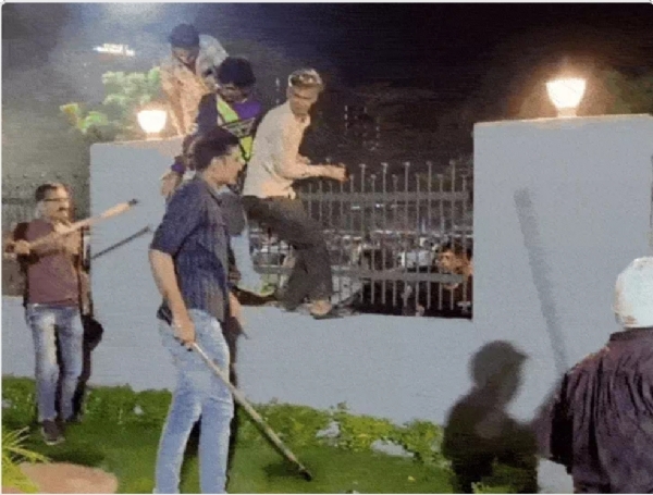 नाबालिग से छेड़छाड़ पर बवाल, पुलिस लाठीचार्ज