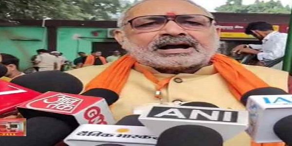 गिरिराज सिंह मीडिया से बात करते