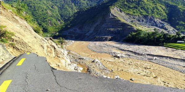 नेपाल का क्षतिग्रस्त वी पी राजमार्ग