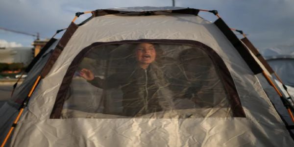 लेबनान की राजधानी बेरूत में इजराइल के हमले से विस्थापित होने वाले लोगों के लिए अस्थायी शिविर स्थापित किए गए हैं। 25 अप्रैल को ऐसे ही शिविर के एक तंबू में एक विस्थापित लड़की। फोटो - इंटरनेट मीडिया