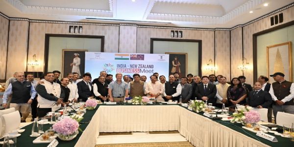 आगरा में भारत-न्यूजीलैंड मुक्त व्यापार समझौते से पहले आयोजित उद्योग संवाद कार्यक्रम में केंद्रीय मंत्री पीयूष गोयल और न्यूजीलैंड के मंत्री टॉड मैक्ले उद्योग प्रतिनिधियों से बातचीत करते हुए।