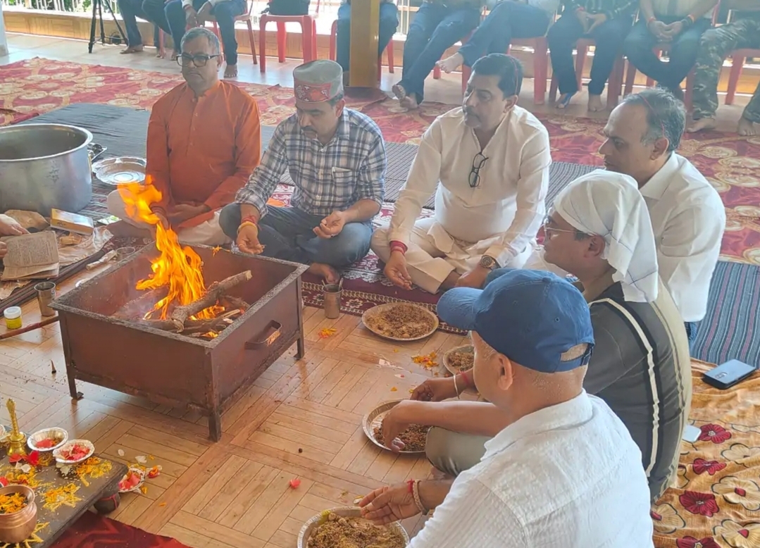 इन्द्रूनाग मंदिर में पूजा अर्चना करते हुए एचपीसीए के पदाधिकारी।