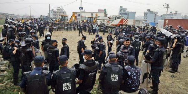 अवैध बस्ती को खाली कराने के लिए तैनात सुरक्षाकर्मी