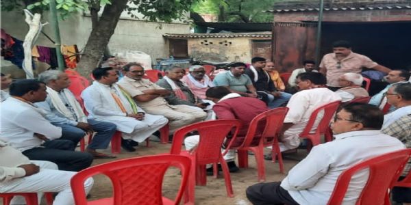 मीरजापुर के ड्रमंडगंज हादसे के पीड़ित परिवारों से मिले कांग्रेस नेता, हाईवे की डिजाइन सुधारने की मांग