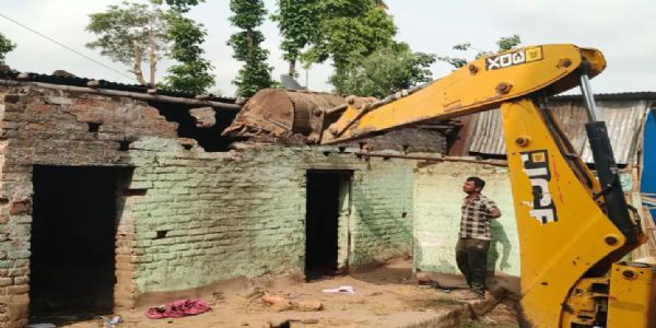 सिमराही में अतिक्रमण हटाने पहुंची प्रशासनिक टीम को विरोध का सामना