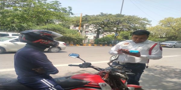 दिल्ली ट्रैफिक पुलिस का विशेष अभियान: तीन घंटे में 11,800 चालान, गलत पार्किंग और रॉन्ग साइड ड्राइविंग पर कार्रवाई