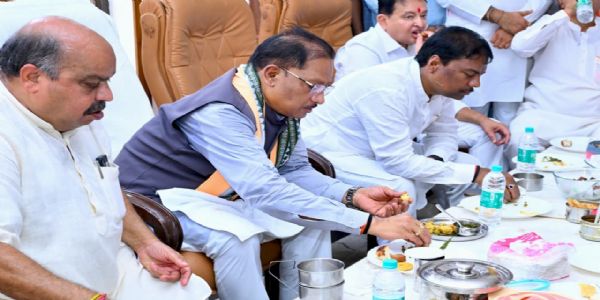 मुख्यमंत्री विष्णुदेव साय ने भाजपा कार्यकर्ताओं को खिलाई भजिया और पताल की चटनी