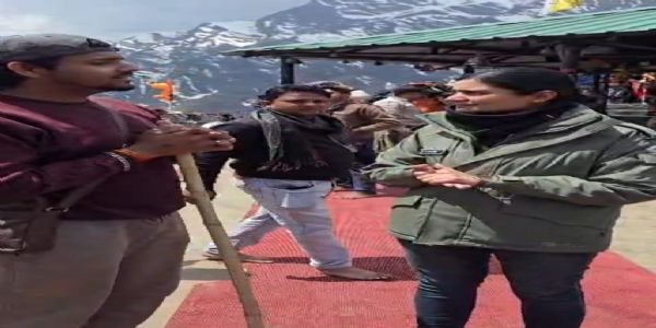 केदारनाथ में प्रशासन व पुलिस श्रद्धालुओं से कर रही सीधा संवाद