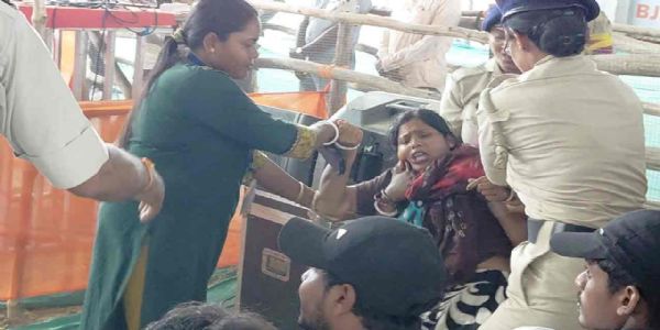 प्रधानमंत्री की सुरक्षा में सेंध, महिला ने बैरिकेड पार कर की मंच पर चढ़ने की कोशिश