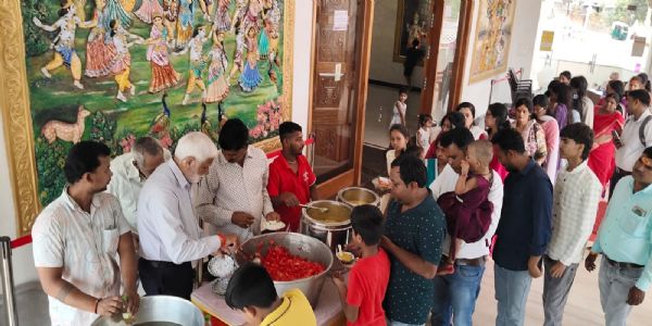 रांची के पुंदाग स्थित श्री राधा-कृष्ण प्रणामी मंदिर में 263वें अन्नपूर्णा सेवा महाप्रसाद का आयोजन