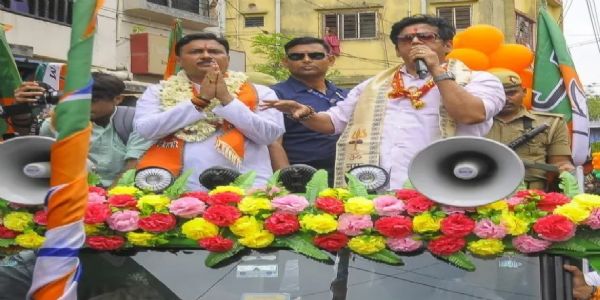 पश्चिम बंगाल के हावड़ा में सांसद रवि किशन के चुनाव प्रचार के दौरान तृणमूल व भाजपा में झड़प