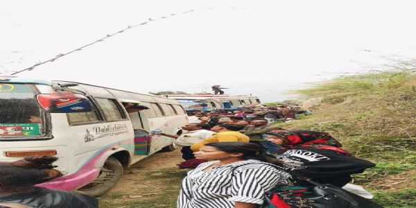 नेपाल के बीपी राजमार्ग में फंसे सैकड़ों भारतीय एवं स्थानीय यात्रियों को वैकल्पिक मार्ग से भेजा जा रहा काठमांडू