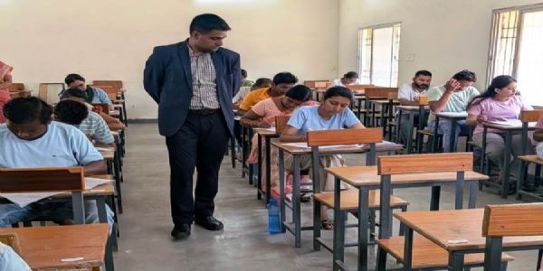 राजनांदगांव : कलेक्टर ने विभिन्न परीक्षा केंद्रों का औचक निरीक्षण कर व्यवस्थाओं का लिया जायजा