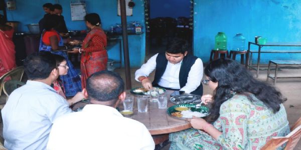 उपायुक्त ने मुख्यमंत्री दाल-भात केंद्र का किया औचक निरीक्षण