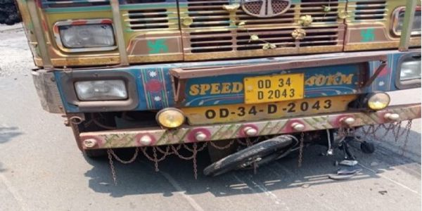 पोटका में एनएच-220 पर सड़क हादसा, गांधी कॉलेज के तीन छात्र घायल, दो की हालत गंभीर