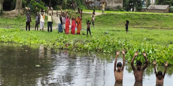 बहेडवा नदी में अब तक नहीं बना पुल, ग्रामीणों भारी आक्रोश