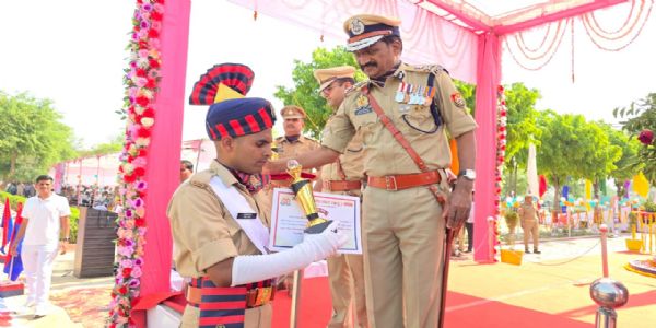 फिरोजाबाद में रिक्रूट आरक्षियों ने पासिंग आउट परेड में किया पुलिस सेवा के प्रति समर्पण का प्रदर्शन