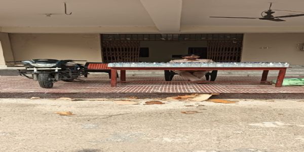 389 बोतल नेपाली शराब के साथ बाइक जब्त, तस्कर फरार