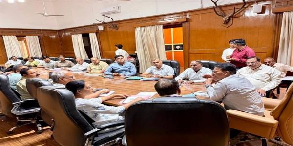 इंदौरः मंत्री सिलावट ने की सांवेर विधानसभा की स्वास्थ्य सेवाओं की समीक्षा