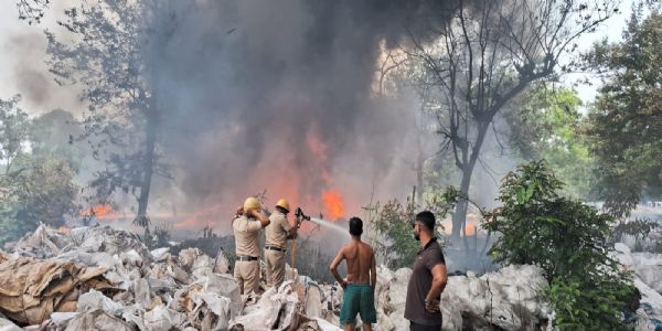 दुर्गापुर में प्लास्टिक गोदाम में आग लगने से मची अफरा तफरी