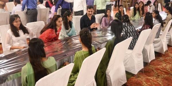 प्रशिक्षणरत महिला आरक्षियों के साथ पुलिस कमिश्नर ने लिया बड़े का स्वाद