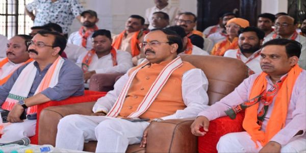 केशव प्रसाद मौर्य ने बुद्धेश्वर चौराहा पर भाजपा कार्यकर्ताओं के साथ सुनी मन की बात