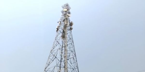 दाऊदपुर में प्रेम प्रसंग में मोबाइल टॉवर पर चढ़ी युवती शादी की जिद पर अड़ी है