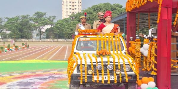 देवरिया पुलिस लाइन में 17 प्लाटूनों की पासिंग आउट परेड, 485 महिला रिक्रूट्स ने दिखाया कौशल