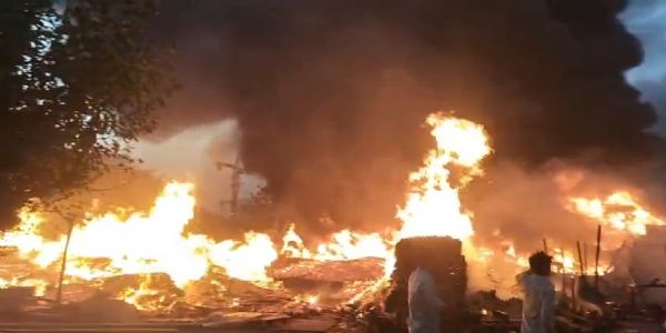 गुरुग्राम के बजघेड़ा में प्लास्टिक फैक्ट्री में आग का तांडव