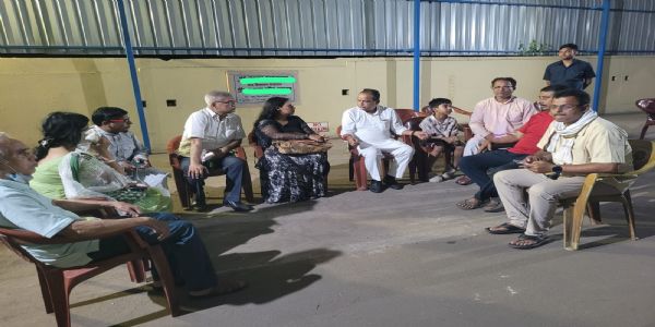 पीडित परिवार से बातचीत करते मंत्री