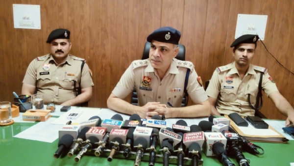 पत्रकारों को जानकारी देते डीएसपी संदीप धनखड़।