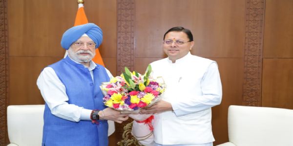 मुख्यमंत्री पुष्कर सिंह धामी केंद्रीय मंत्री से नई दिल्ली में भेंट करते हुए।