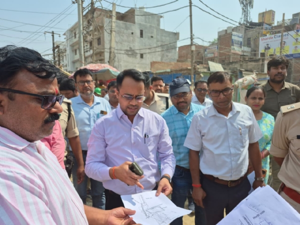 जिलाधिकारी ने किया डबल डेकर और खनुआ नाला का स्थलीय निरीक्षण